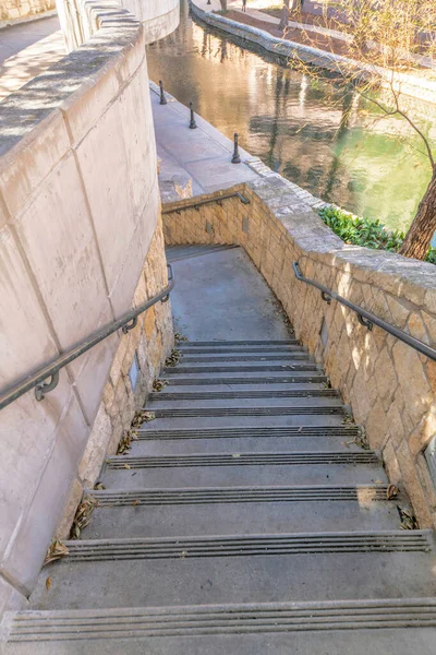 Escaleras Desde Puente Que Bajan Por Sendero Largo Del Paseo —  Fotos de Stock