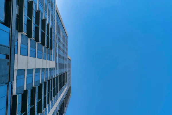 Mirando Hacia Cielo Azul Claro Exterior Edificio Moderno Día Soleado — Foto de Stock