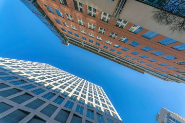 Sokaktan apartmanlara ve bulutsuz mavi gökyüzüne bakıyor. Güneşli bir günde, Austin Teksas apartmanlarının, apartmanlarının ya da mavi gökyüzü arka planına sahip dairelerin dış görünüşü.