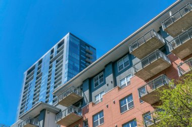 Austin Teksas 'ın yerleşim bölgesindeki apartman ve dairelerin dışında. Konut binalarında ön cephesinde balkonları ve cam pencereleri olan modern mimari tasarım yer alıyor..