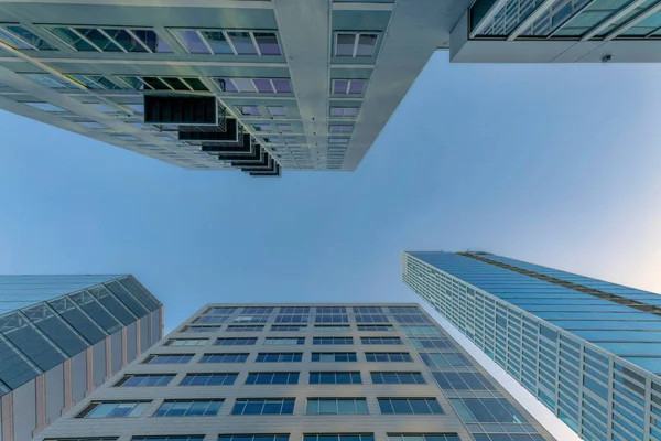 Moderna Lägenheter Austin Texas Med Balkong Fasad Mot Blå Himmel — Stockfoto