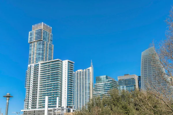 Güneşli bir günde modern lüks dairelerin mavi gökyüzü arka planına karşı. Resimli Austin Teksas şehrinin gökyüzü lüks konut binalarının dış görünüşü.