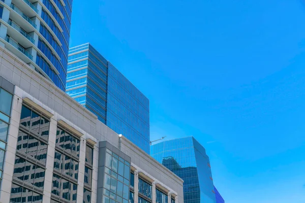 Austin Texas Natursköna Skyline Med Glasbyggnader Och Lägenheter Mot Blå — Stockfoto