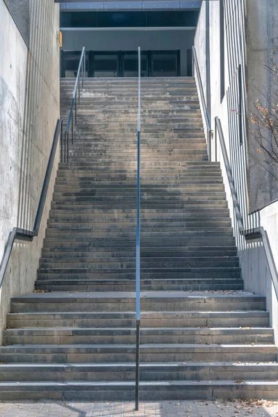 건물의 유리문 입구로 연결되어 오스틴 텍사스 계단을 가지고 바닥에서 바라봄 — 스톡 사진