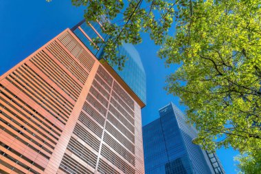 Modern konut mimarisi olan apartmanlara tepeden bakıyorum. Austin Texas 'ta gayrimenkul kavramı..