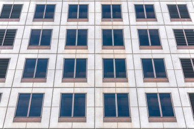 Austin Texas 'ta modern apartman manzaralı bir konut mimarisi. Emlak evinde beton bir dış duvar ve sürgülü cam pencereler yer alıyor.