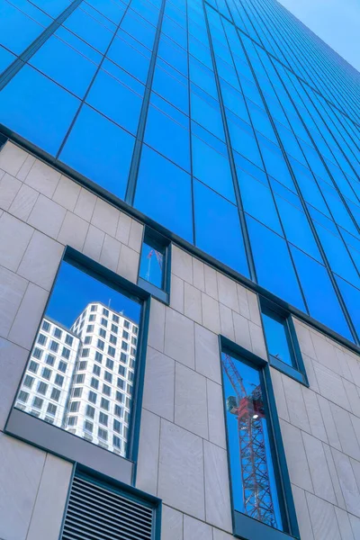 Modern Byggnad Exteriör Med Glasfasad Speglar Konstruktion Kran Fönstren Speglar — Stockfoto