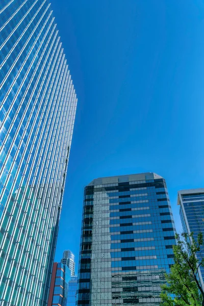 Skyskrapor Lägenheter Yttre Med Molnfri Blå Himmel Bakgrund Fasad Bostadshus — Stockfoto