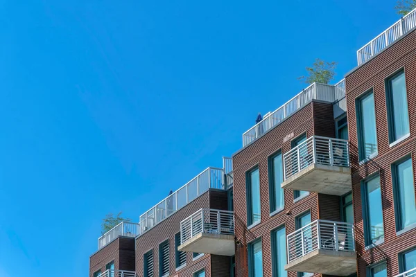 Vista Exterior Lujoso Apartamento Moderno Con Balcones Contra Cielo Azul — Foto de Stock