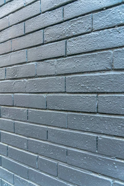 Zbliżenie Widok Teksturowanej Ceglanej Ściany Geometrycznym Wyglądem Budynku Ściana Zewnętrzna — Zdjęcie stockowe