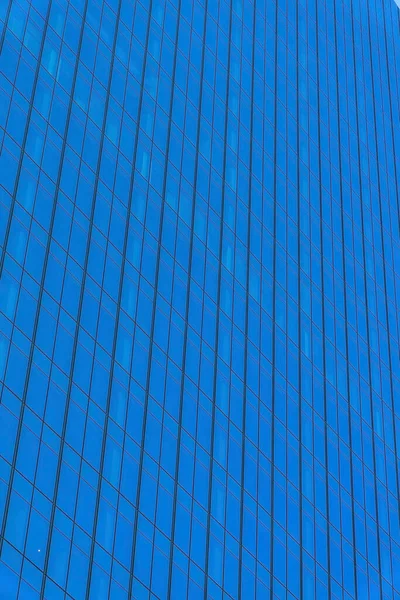 Zewnątrz Nowoczesny Drapacz Chmur Szklaną Fasadą Która Odzwierciedla Błękitne Niebo — Zdjęcie stockowe