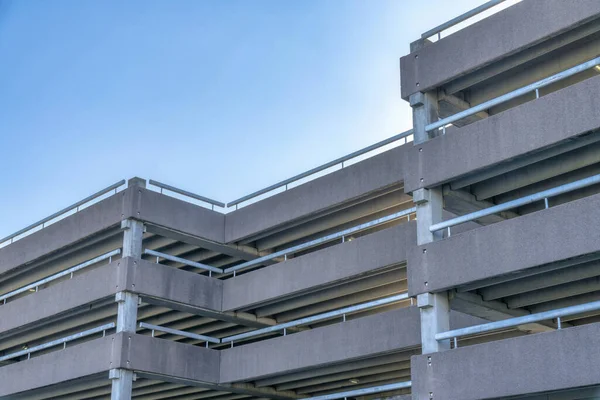 Modernes Gebäude Das Als Überdachtes Parkhaus Mit Blauem Himmel Genutzt — Stockfoto