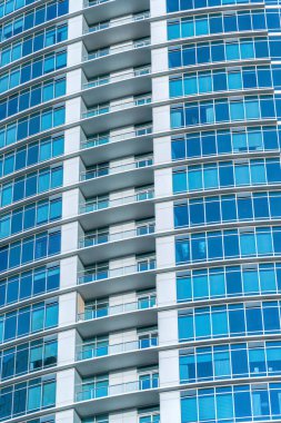 Austin Texas şehrinin dış görünüşü cam cepheli gökdelenidir. İş için modern ticari binaların şehir merkezi mimarisi.