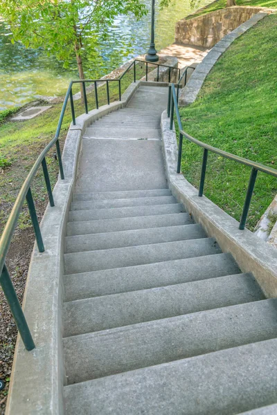 Escada Livre Parque Descendo Parque Cênico Com Água Ondulante Vista — Fotografia de Stock