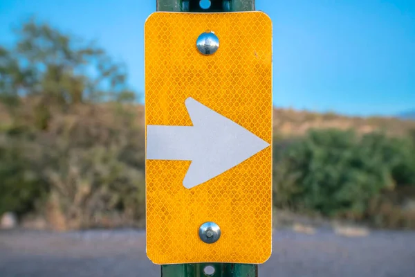 Signo Amarillo Con Flecha Blanca Derecha Parque Estatal Sabino Canyon — Foto de Stock