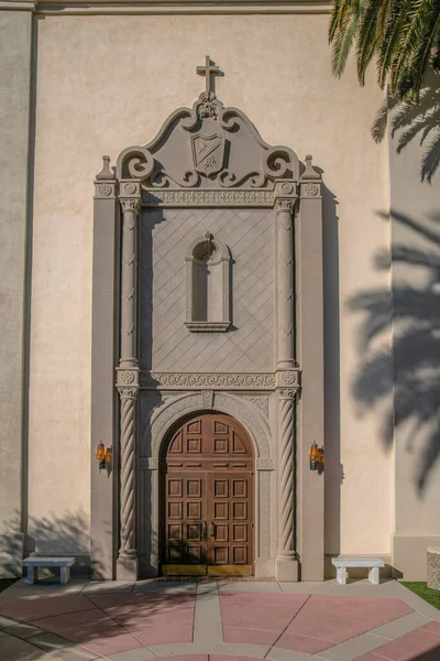 Puerta Doble Madera Una Iglesia Con Marco Decorativo Piedra Centro —  Fotos de Stock