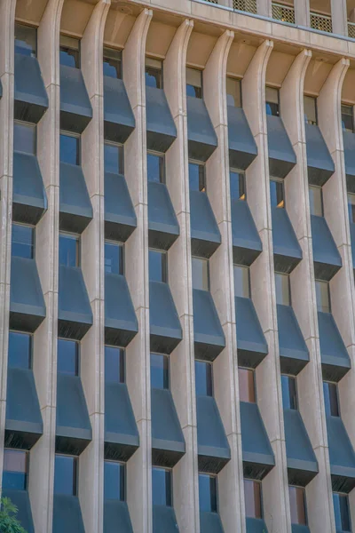 Tucson Arizona Nın Merkezindeki Pencerelerin Arasında Kavisli Duvar Panelleri Olan — Stok fotoğraf