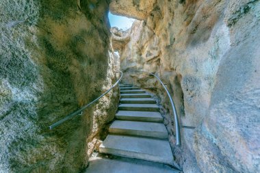 San Antonio, Teksas. İnsan yapımı bir mağarada beton merdiven. Beton basamaklı dar merdivenler ve duvara monte edilmiş metal parmaklıklar..
