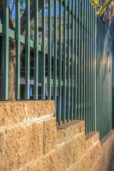 Zbliżenie Betonowej Ściany Pomalowanymi Zielonymi Balustradami Phoenix Arizona Selektywne Ogniskowanie — Zdjęcie stockowe