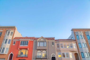 Akdeniz evlerinin girişinde tuğlalı dairelerin arasında tek kapı var. San Francisco, California 'daki bitişik evler gökyüzüne karşı.