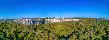 Austin, Teksas. Dağın tepesindeki büyük binalar. Dağın tepesinde balkonları olan üst orta sınıf konut binaları..