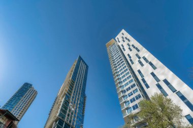 Austin Teksas 'ın dışındaki konut binaları parlak mavi gökyüzüne karşı yükseliyor. Günesli bir günde, modern apartman daireleri, daireler veya apartmanlarin oldugu gökyüzü manzarasi.