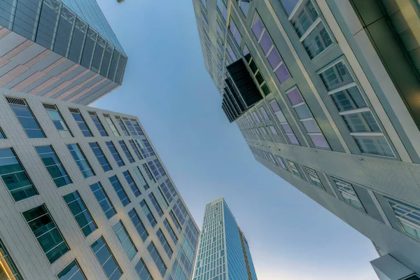 Austin Texas 'ın dış kısımlarında apartmanlar ve ön cephesinde balkonlar var. Şehrin gökyüzüne karşı yükselen daireleri ve daireleri olan modern konutlara bakıyorum..