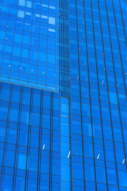 Austin Texas 'ta modern mimari tarzı olan mavi bir binanın dışı. Dairelerin ön cepheli şehir manzarası ya da cam pencereli iş ofisleri.