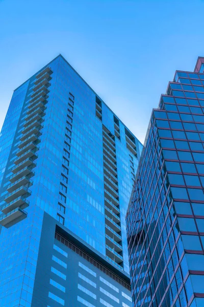 Rascacielos Negocios Con Fachada Ventanas Cristal Que Reflejan Cielo Azul — Foto de Stock
