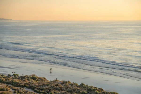 Güney Kaliforniya Del Mar 'da huzurlu bir sahil ve sahil manzarası. Huzurlu bir öğleden sonra deniz ve kumdan oluşan huzurlu bir manzara..