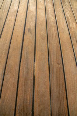La Jolla, California. Dikey tahta döşeme. Yukarıdan ahşap zeminin perspektif görüntüsü ve dikey tahtalar arasında küçük boşluklar var..