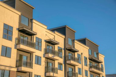 Phoenix, Arizona- metal duvar kaplamalı ve balkonlu apartman. Mavi gökyüzüne karşı modern bir yerleşim yerinin ön tarafında..