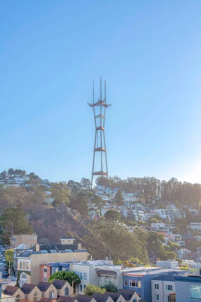 位于加州旧金山住宅区上方的一座斜坡上的索罗塔 前面靠近山坡的地方有茂密的房屋 塔附近也有房屋 — 图库照片