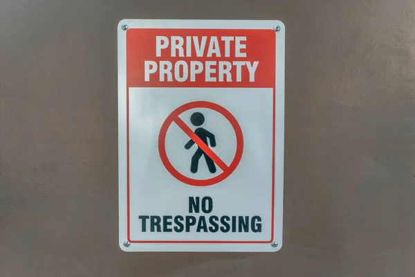 位于德克萨斯州奥斯汀的一处被限制的地产上没有诱惑的标志 禁止未获授权人士进入非公共建筑物或地区的标志的近景 — 图库照片