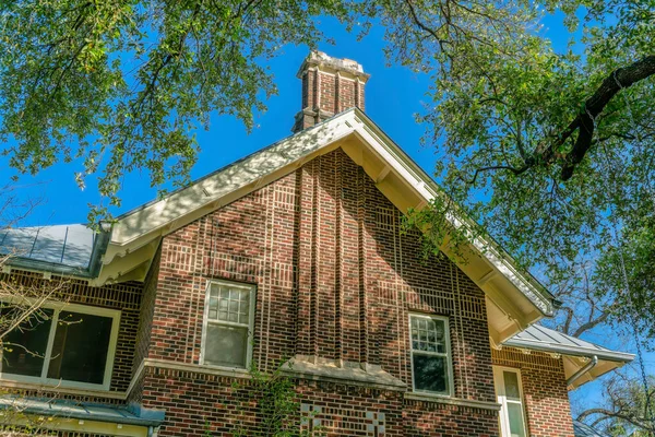 Außenansicht Eines Hauses Mit Roter Ziegelwand Und Satteldach San Antonio — Stockfoto
