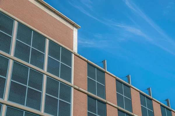 오스틴 텍사스의 Blue Sky 반대되는 기숙사 사무실 건물은 정면에 현대적 — 스톡 사진