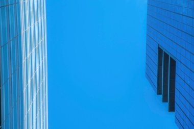 Austin Teksas 'taki modern binaların üzerindeki bulutsuz mavi gökyüzüne bakıyorum. Şehir silueti güneşli bir günde daire ya da ofis dışı olarak görülüyor.