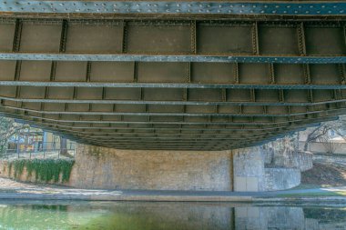 San Antonio River Walk Texas 'taki kanalın üzerinden geçen köprünün altında. Gezmek için nehir boyunca patika ya da patika olan bir köprünün altına bak.