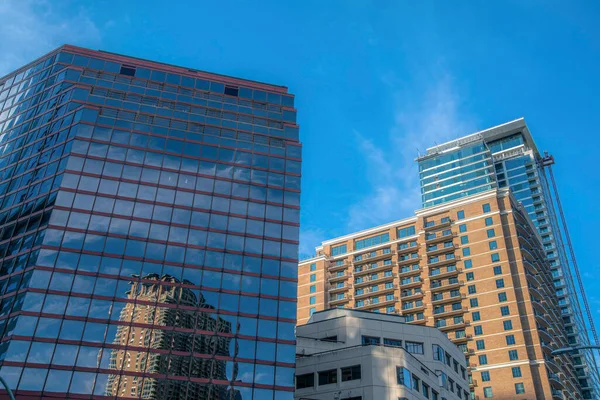 아파트와 하늘을 반사하는 아름다운 오스틴 텍사스 시내의 양식으로 특징을 이루는 — 스톡 사진