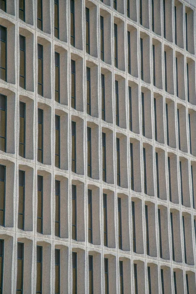 得克萨斯州圣安东尼奥市一座现代建筑的矩形窗户 写字楼立面窗户的外部视图 创造重复的几何图形 — 图库照片