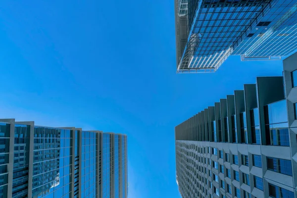 Mirando Hacia Cielo Azul Sin Nubes Con Edificios Residenciales Debajo — Foto de Stock