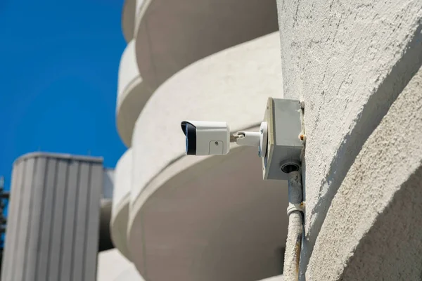 Κάμερα Ασφαλείας Σύγχρονο Κτίριο Στην Ντέστιν Φλόριντα Εξοπλισμός Cctv Για — Φωτογραφία Αρχείου