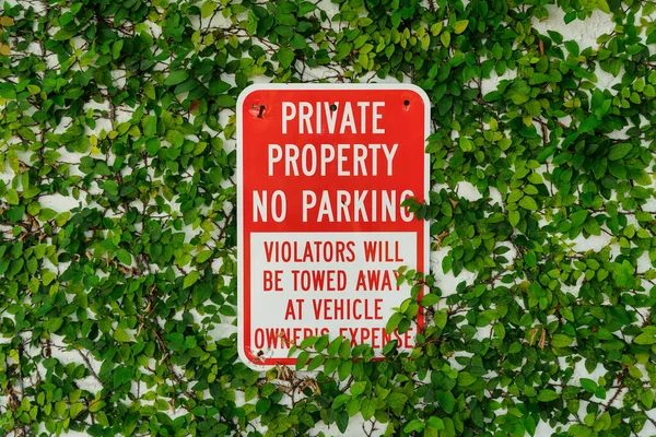 Private Property Parking Schild Gegen Mauer Mit Blättern Destin Florida — Stockfoto