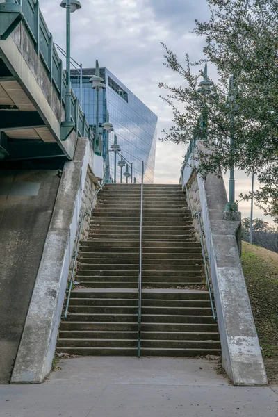 Austin Texas Széles Kültéri Betonlépcső Korláttal Középen Széles Lépcső Szemben — Stock Fotó