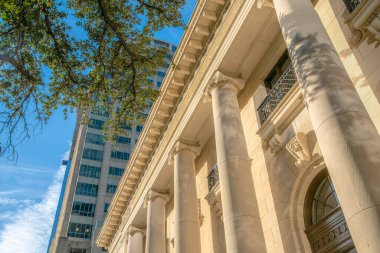 Austin, Teksas. Antik Roma ve alçak açılı yüksek binalar. Önünde, arkadaki yüksek katlı binanın yanında klasik antik tasarımı olan bir bina var..