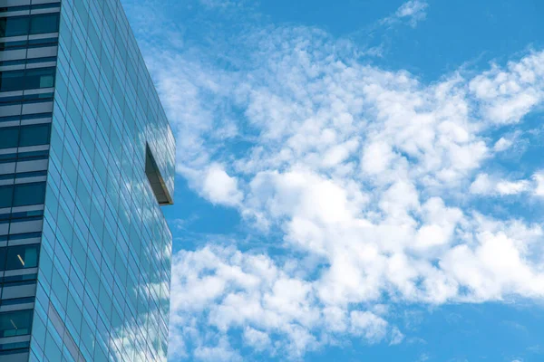 Austin Texas Edificio Vidrio Camuflado Contra Cielo Nublado Exterior Edificio — Foto de Stock