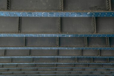 Metal destek kirişleri River Walk- San Antonio, Texas köprüsünün altında. San Antonio Nehri üzerindeki bir köprünün yatay metal kirişlerine yakın çekim.