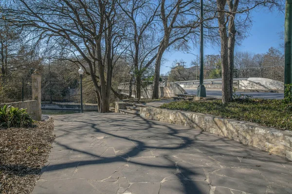 Steinpflaster River Walk Der Nähe Der Straße Und Brücke Über — Stockfoto