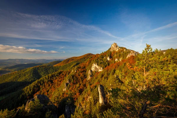 秋天日落时五颜六色的山景观 斯洛伐克 欧洲的苏洛夫岩国家自然保护区 — 图库照片