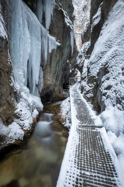 Winterlandschaft Mit Wildbach Und Wasserfällen Durch Eine Enge Schlucht Und — Stockfoto